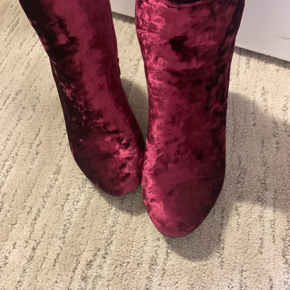 Adorable red velvet boots!!! Excellent condition!